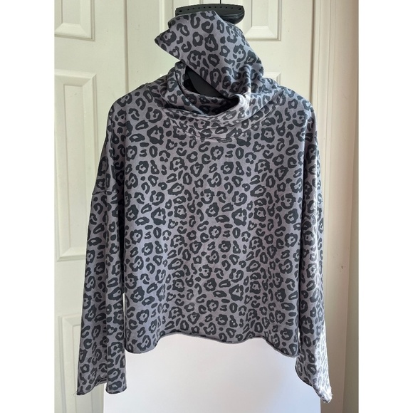 sundays Tops - Sundays Grey Cropped Pullover Sweatshirt Hoodie Cheetah Print, Size M